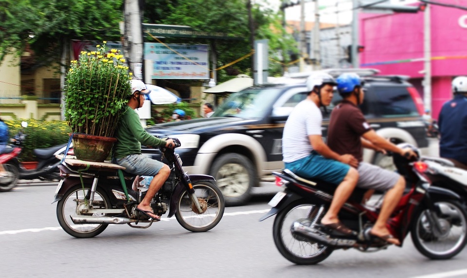 “Chen chân” sắm Tết trong phiên chợ ngày cuối năm - 11 Trong sáng nay 30 Tết, thời tiết ở Nha Trang tiếp tục khô ráo, không mưa. Thời tiết này hi vọng sẽ giúp các thương lái sớm bán hết hoa để về nhà cùng gia đình
