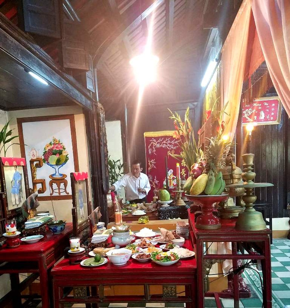 Người dân cả nước hân hoan trong phút giao thừa - 77 Cúng tất niên 30 Tết ở một nhà cổ xứ Huế (ảnh: Huy Thịnh)