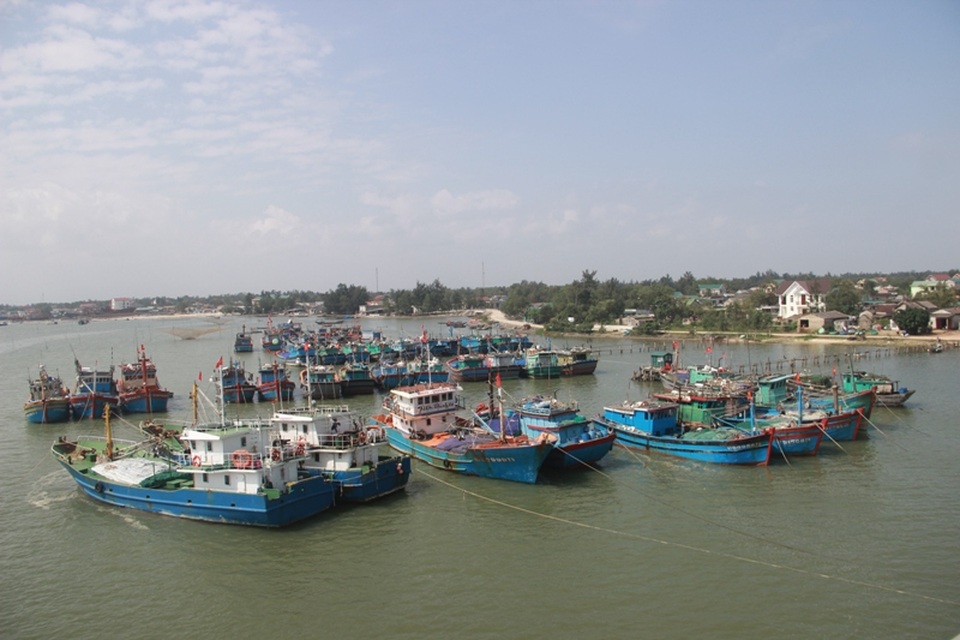 Ngư dân đón Tết trên biển: Ai chẳng muốn quây quần bên vợ con - 6
Ngư dân đưa thuyền vào bến neo đậu để đón Tết