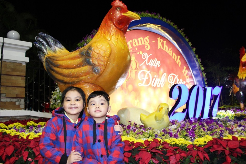 Người dân cả nước hân hoan trong phút giao thừa - 55 2 em bé đi chơi cùng người thân trong đêm đón giao thừa Đinh Dậu- Ảnh: Viết Hảo