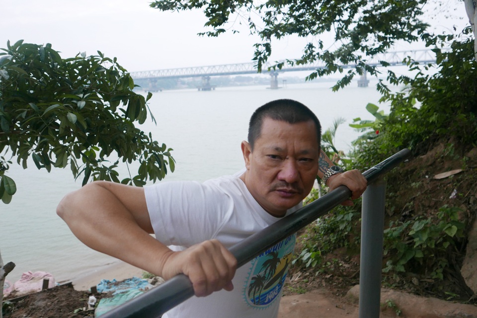 Khai xuân "độc nhất" Hà Thành: Tắm sông Hồng sáng mùng 1 Tết - 4
Trước khi ngâm mình dưới làn nước lạnh buốt, người bơi phải khởi động làm ấm cơ thể.