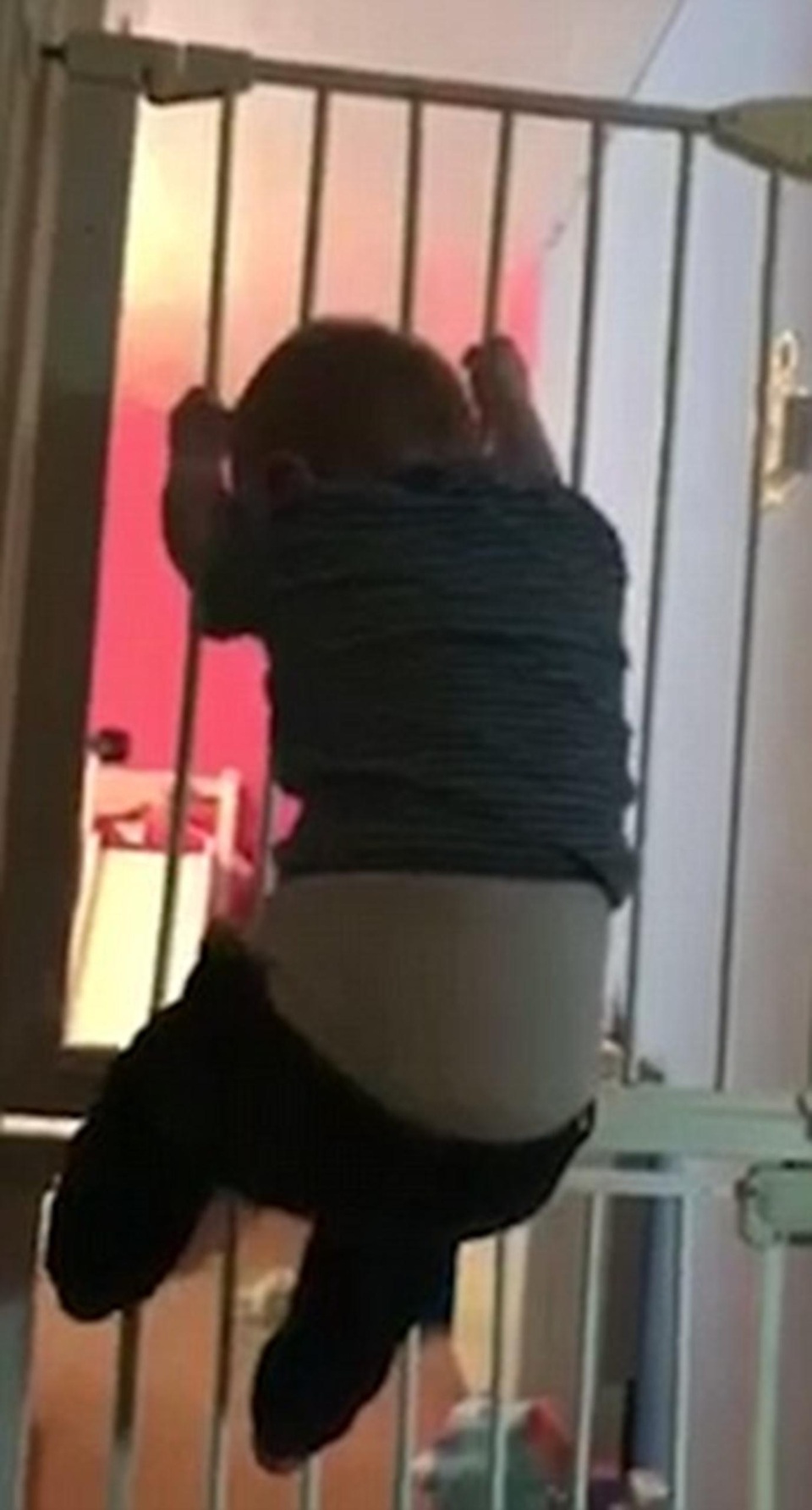 Dễ thương nhóc 21 tháng tuổi trèo cửa nhanh thoăn thoắt - 4 
Leo xuống cũng nhẹ nhàng như không