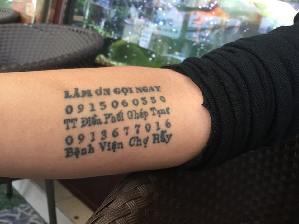 Dòng chữ đặc biệt xăm trên tay An Khương. Ảnh: VÕ THU
