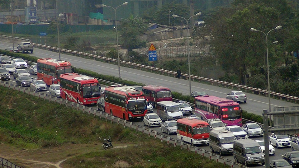 Cửa ngõ Hà Nội ken đặc người đổ về Thủ đô sau kỳ nghỉ Tết - 15 Xe khách, xe con chen nhau trên các làn đường cao tốc Pháp Vân - Cầu Giẽ