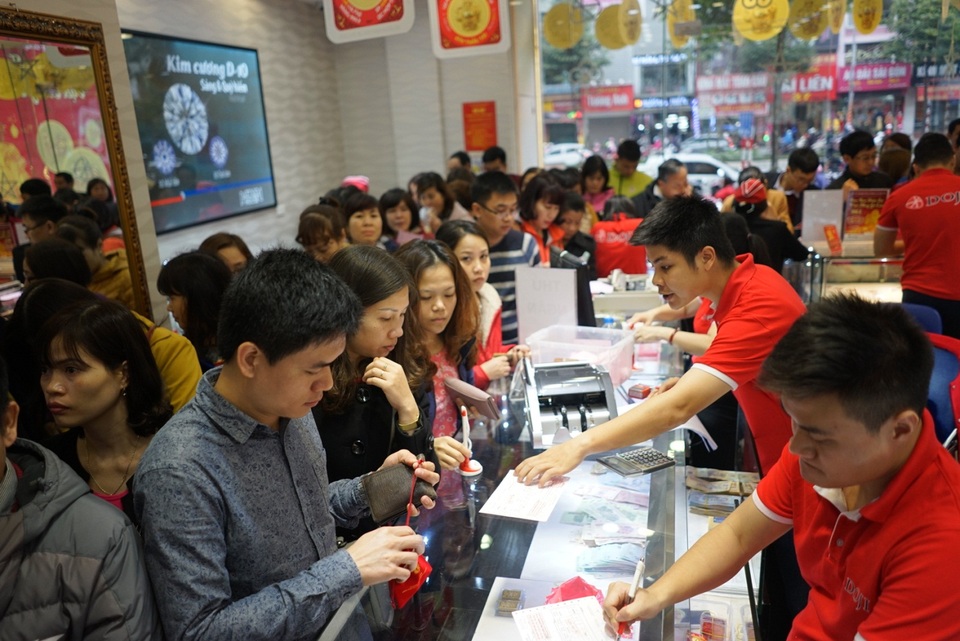 Chen chân mua Gà trống vàng cầu may từ sáng sớm - 4 Chen chân mua Gà trống vàng cầu may từ sáng sớm - 4