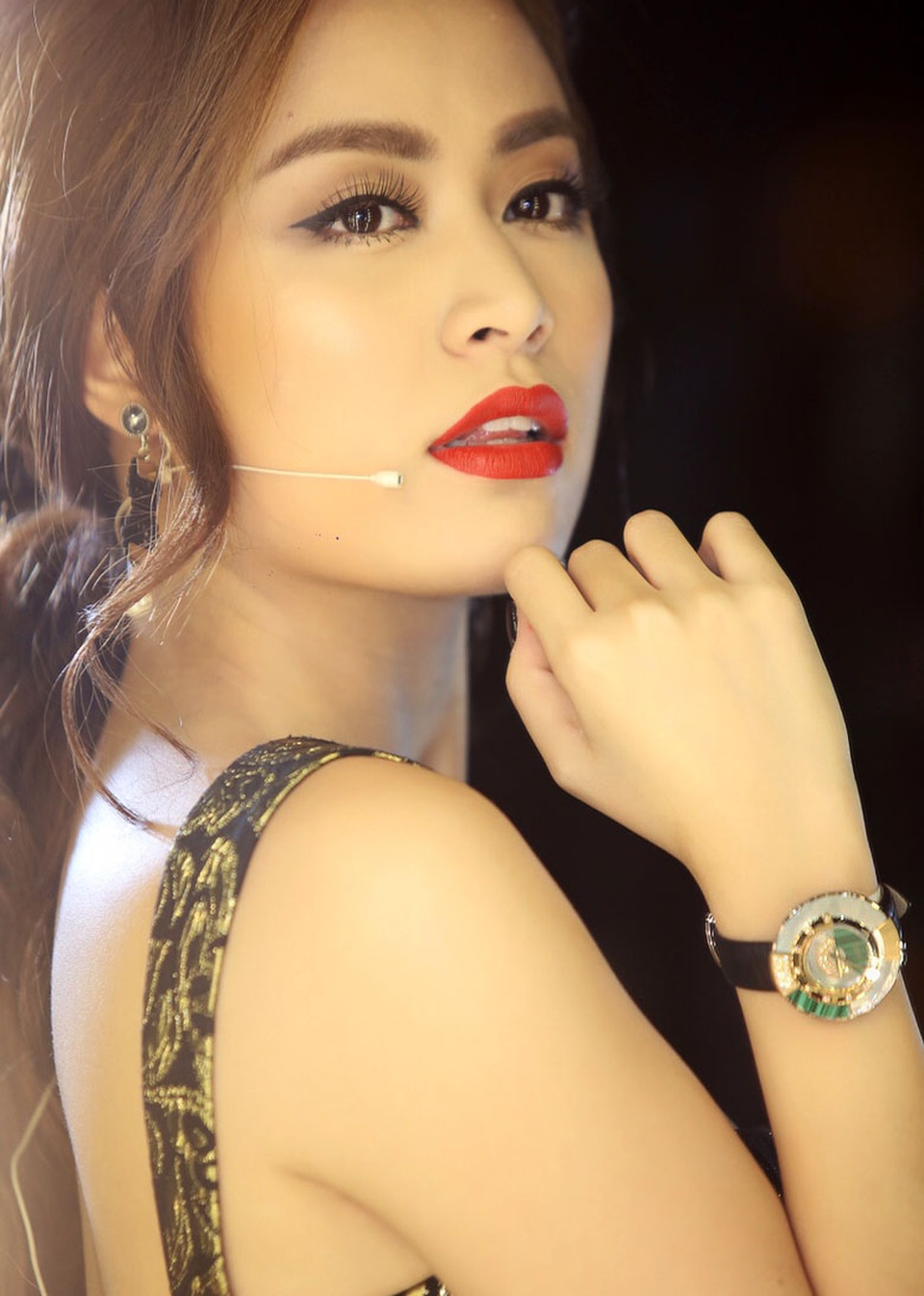 Chiếc đồng hồ Policromia phiên bản đá Malachite vân xanh kết hợp với vàng khối trị giá hơn 2 trăm triệu đồng đem lại vẻ kiêu sa nhưng vẫn rất trẻ trung và nữ tính cho nữ ca sĩ Hoàng Thùy Linh.