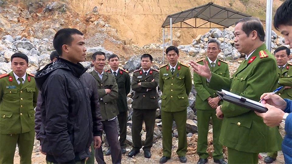 Tên sát nhân máu lạnh, giết người giấu xác bạn ngay ở khu dân cư - 5 Đại Phùng Tiến Triển, Phó Giám đốc Công an tỉnh Sơn La trực tiếp khai thác đối tượng tại hiện trường gây án.