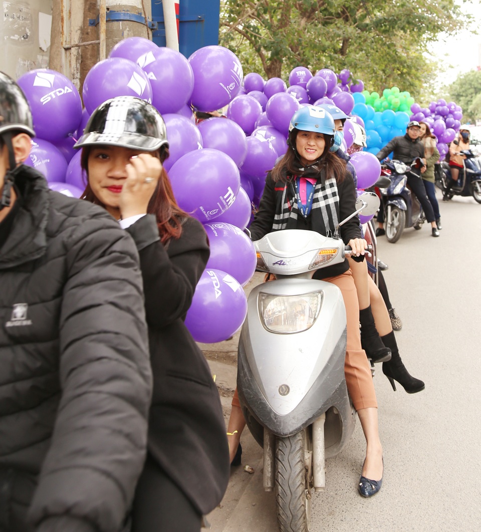 
Đoàn roadshow chuẩn bị xuất phát tỏa đi các tuyến phố lớn tại Hà Nội.
