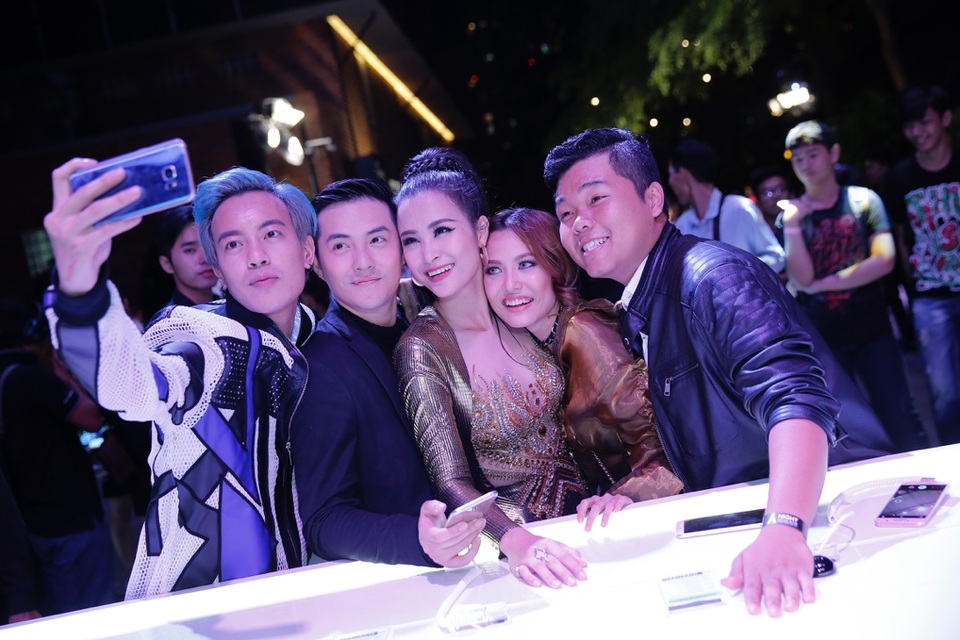 Không bỏ lỡ khoảnh khắc hội ngộ cùng đồng nghiệp, các sao Việt đã nhanh chóng selfie cùng siêu phẩm mới của Samsung. Với độ phân giải được nâng cấp lên 16MP ở cả hai camera, cùng khẩu độ khủng f/1.9, Galaxy A 2017 đã cho ra những tấm ảnh selfie sắc nét, sáng rõ, ngay cả trong điều kiện thiếu sáng của dạ tiệc.