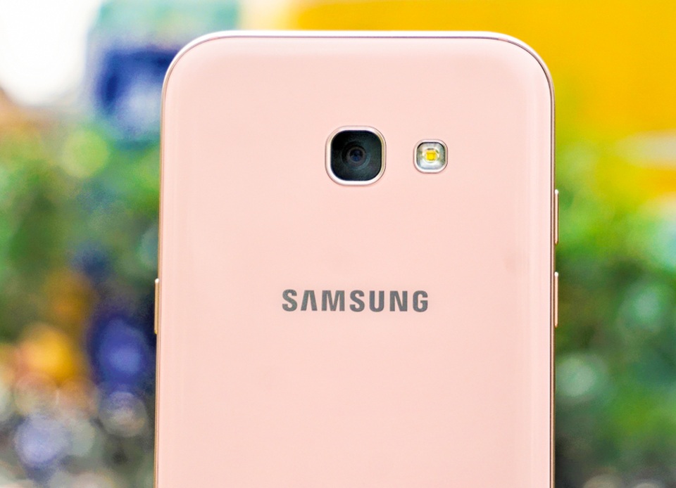 Ở mặt lưng, chúng ta cũng có thể thấy, màu hồng của chiếc A5 (2017) càng thêm ấn tượng, nhìn trực tiếp sẽ là màu hồng phấn đẹp mắt, nhu mì, trong khi để nghiêng 1 chút, ánh sáng xuyên qua lớp kính được bo góc 2.5D mạnh tay sẽ trở nên nhạt dần, nhẹ nhàng và nhu mì hơn. Đặc biệt, các viền của camera và đèn flash cũng được Samsung mạ màu hồng tiệp màu rất đẹp và đồng nhất, kết hợp với camera không lồi, mặt lưng của chiếc Samsung A5 (2017) Hồng càng trở nên liền lạc.