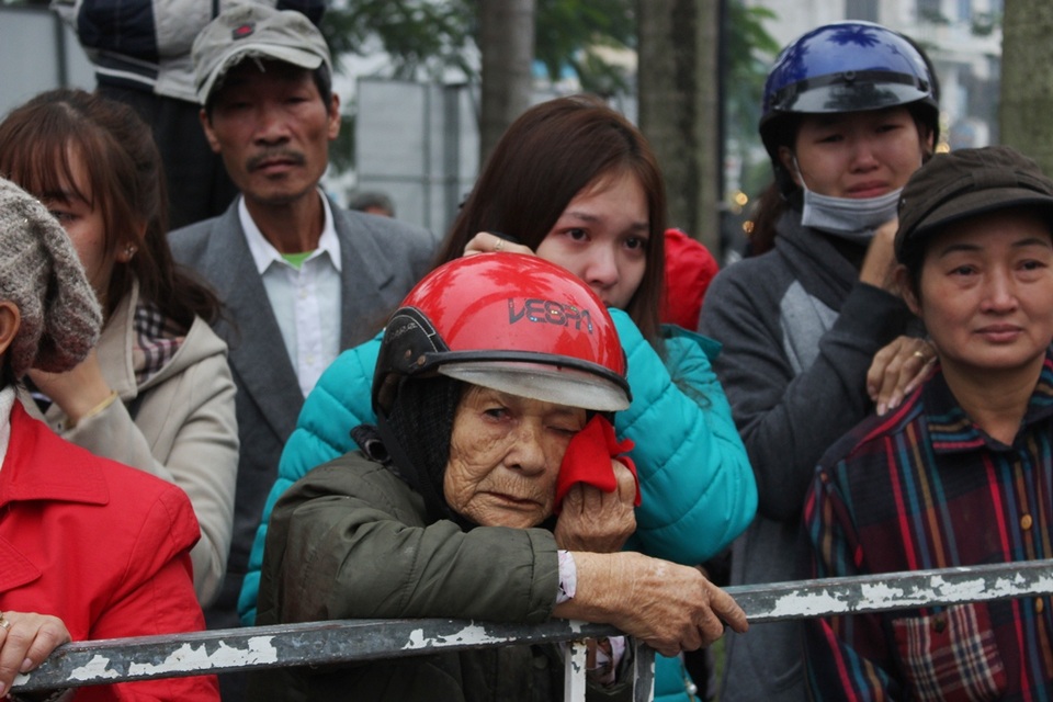 Nước mắt và nụ cười trong ngày tân binh lên đường nhập ngũ - 15 Người bà lau nước mắt khi đi tiễn cháu