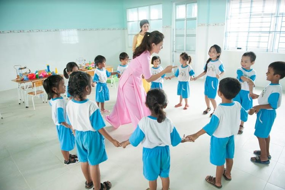 Thắp sáng ước mơ đến trường cho trẻ em Hàm Cần - 4
Với không gian mới sạch sẽ và thoáng mát, giờ học của các em nhỏ cũng sôi nổi và hào hứng hơn.