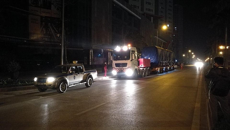 Xem cần cẩu khổng lồ đưa toa tàu lên đường sắt trên cao Cát Linh - Hà Đông - 5 Đến 0h40 ngày 21/2, đầu máy đầu tiên được di chuyển từ bãi tập kết trong khu đô thị Văn Phú tới ga La Khê với sự dẫn đường của xe CSGT.