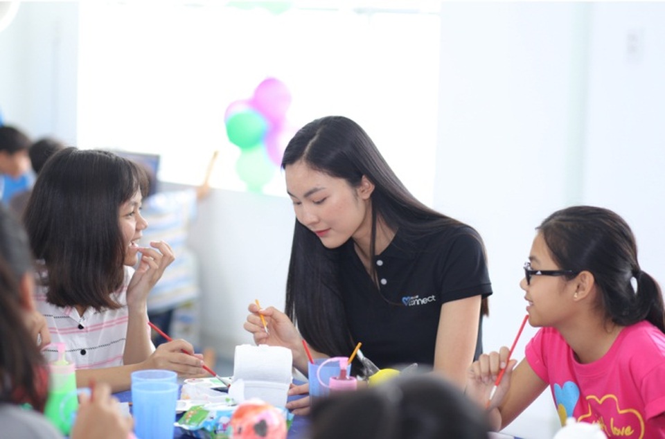 Phan Anh, Helly Tống "kết nối yêu thương" với trẻ em mái ấm Đà Nẵng - 5 Helly Tống hướng dẫn một em bé tô tượng và lắng nghe em kể về ước mơ của mình.