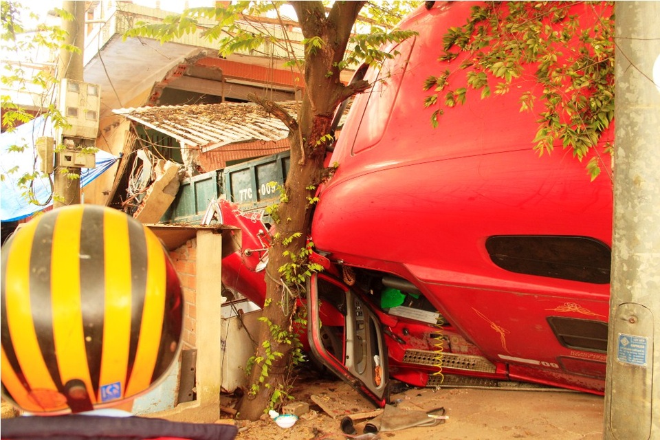 Liên tiếp các vụ tai nạn xe tải trong ngày cuối tuần - 5
Người dân và lái phụ phá cửa đưa tài xế xe đầu kéo ra ngoài cấp cứu