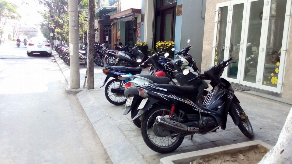 Người đi bộ bị đẩy xuống đường, vỉa hè "oằn mình" gánh tải - 15 Vỉa hè đường Nguyễn Chí Thanh là nơi đậu xe của nhiều người