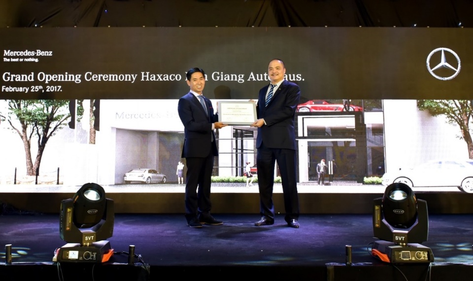 Đại lý thứ 13 của Mercedes-Benz tại Việt Nam chính thức lộ diện - 4 Ông Choi Duk Jun, Giám đốc Điều hành khối xe du lịch Mercedes-Benz tại Việt Nam (trái) trao bằng chứng nhận cho đại diện Haxaco