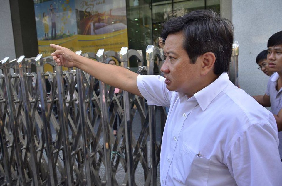 Quận 1 tiếp tục đập tường, bứng cây chiếm hè phố - 8