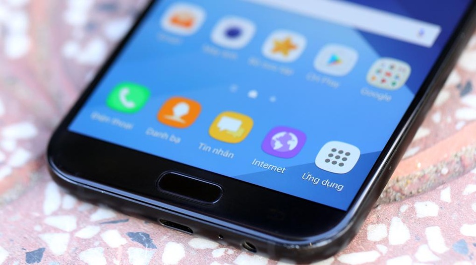 USB Type-C hay công nghệ sạc nhanh là những trang bị vốn chỉ có trên dòng cao cấp.