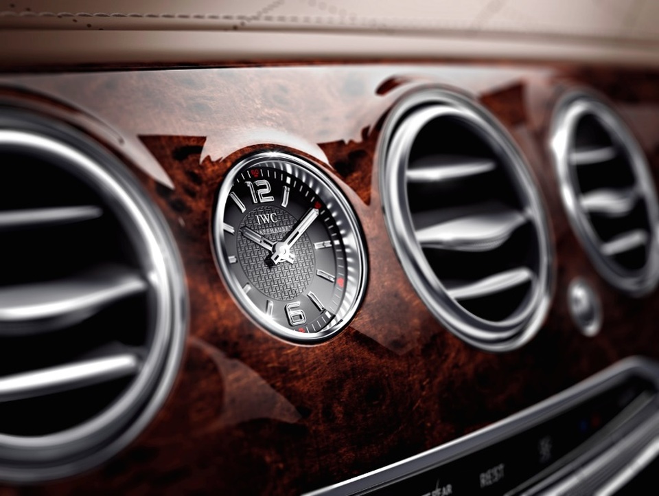 Mercedes-Maybach S 400 và S 500 sắp ra mắt thị trường Việt, chốt giá từ 6,9 tỷ - 4 Bảng điều khiển trung tâm được đính đồng hồ cơ học phong cách cổ điển, được chế tác bởi hãng đồng hồ danh tiếng IWC