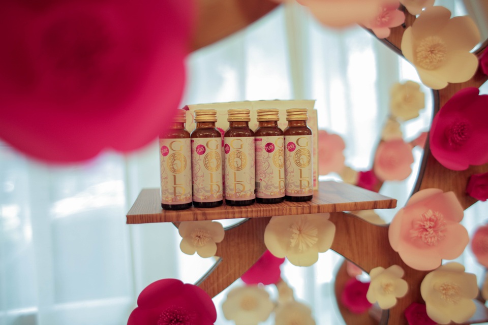 BTV Hoài Anh, Thu Hà thích thú dùng thử Gold Collagen trong sự kiện ra mắt sản phẩm - 5 Sản phẩm Gold Collagen ở thể dạng lỏng, có thể tác động sâu vào lớp hạ bì, tiếp cận trực tiếp lên các tế bào. Sản phẩm còn được bổ sung thêm vitamin, khoáng chất và các hoạt chất khác mang lại hiệu quả rõ rệt trên cơ thể.