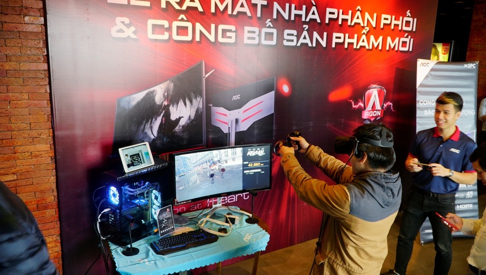 AOC công bố nhà phân phối mới và ra mắt dòng sản phẩm màn hình cỡ lớn tại Việt Nam - 4 (Trải nghiệm chơi game với màn hình AGON AG322FCX)