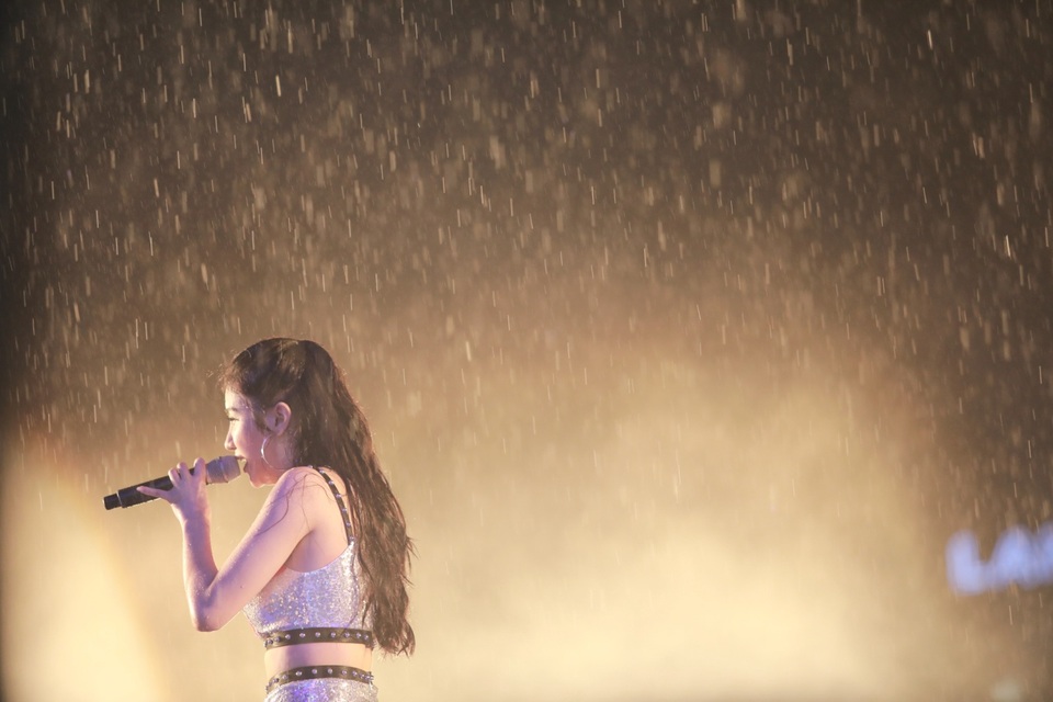 Bất chấp mưa to, Isaac, Emily, Hạnh Sino vẫn hết mình cùng khán giả Thanh Hoá - 4