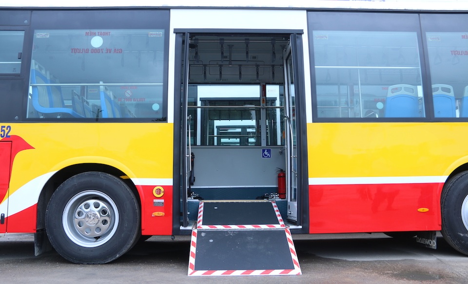 Hà Nội: Chính thức đưa xe buýt đạt tiêu chuẩn Euro 4 đi vào hoạt động thay thế xe buýt cũ - 4