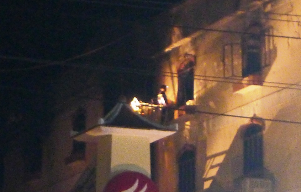 
Đến 23 giờ các chiến sĩ PCCC không còn phun nước nhưng vẫn tiếp tục quan sát
