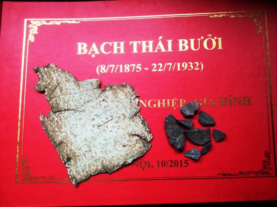 Gia tài đồ sộ của Bạch Thái Bưởi trong bản di chúc 30 trang - 5 Mảnh kẽm trong quan tài doanh nhân Bạch Thái Bưởi và đá xanh rải dưới ngôi mộ. Ảnh: Gia đình cung cấp