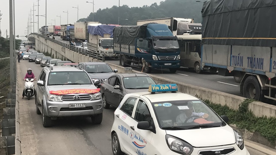 Hàng trăm tài xế dàn xe mua vé bằng tiền lẻ, trạm thu phí ùn tắc - 8 Sự việc gây ách tắc kéo dài.