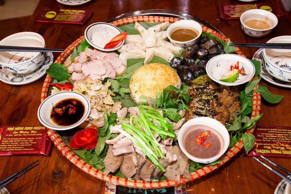 Hà Nội: Truy tìm chuỗi nhà hàng giảm giá shock trong tháng 4 - 4 Chỉ với một mẹt thực khách có thể thưởng thức 10 món ăn được chế biến từ lợn mán mang đậm hương vị của dân tộc Mường, Tây Bắc.