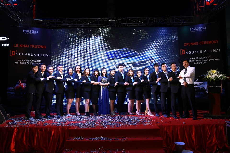 Isuzu khai trương đại lý D Square Việt Hải tại Hà Nội - 4
Đội ngũ cán bộ nhân viên Đại lý D Square Việt Hải cam kết về chất lượng trong từng sản phẩm và dịch vụ