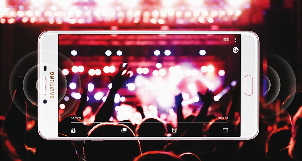 Máy trang bị màn hình lớn, lên đến 6 inch với độ phân giải Full HD và được tích hợp bộ xử lý âm thanh đỉnh cao