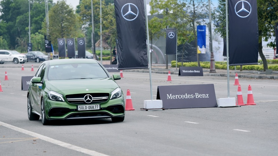 Ngoài ra, 3 bài tập cơ bản về kỹ năng lái xe an toàn vẫn được duy trì cho các tay lái, bao gồm: 1. Phanh và chuyển hướng đột ngột ở tốc độ cao (Cảm nhận hệ thống ABS/BAS); 2. Kiểm soát xe trên bề mặt siêu trượt (Cảm nhận hệ thống ESP); 3. Đánh lái hình chữ chi (Zig-zag Handling).