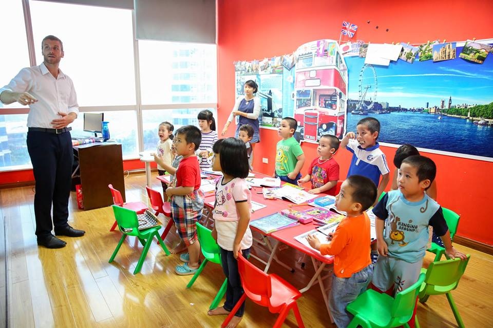 Học tiếng Anh ở lứa tuổi nào của trẻ là tốt nhất? - 4
Nên cho trẻ học tiếng Anh với người nước ngoài để có phát âm tốt