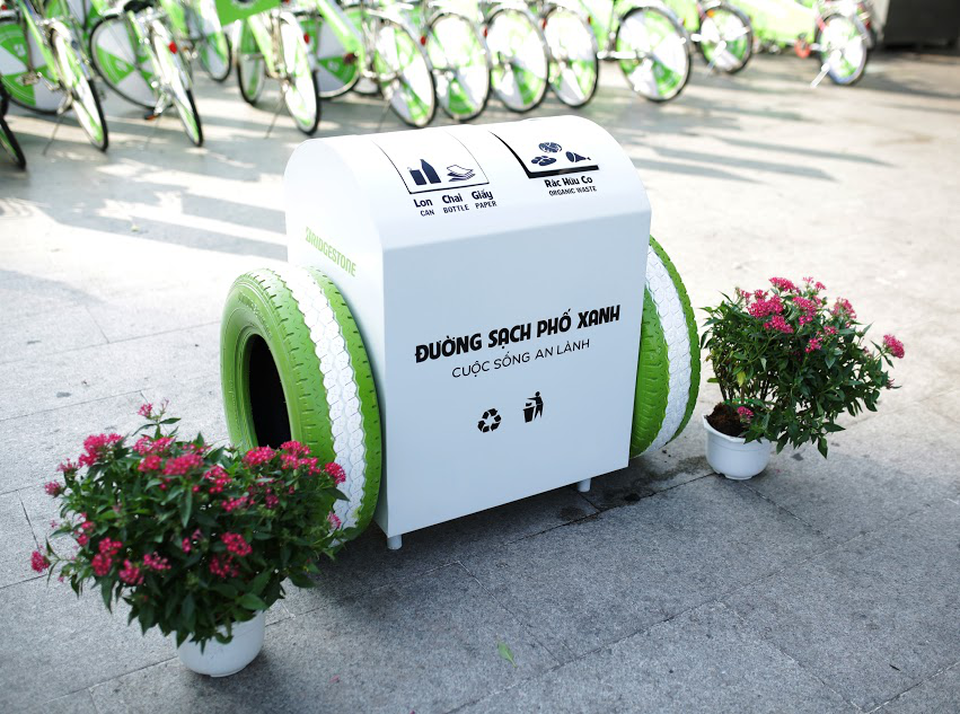 Hình ảnh những bông hoa rực rỡ mọc lên từ chiếc thùng rác khiến nhiều người đi bộ thích thú, góp phần tô điểm cho nét đẹp thi vị của thành phố