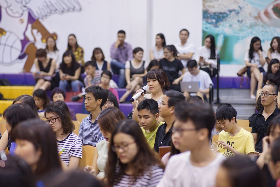 Tiến sĩ Việt tại ĐH Stanford: “Bố mẹ là ai trên đường học hành của con cái?” - 4
Các bậc phụ huynh và các em học sinh sôi nổi giao lưu cùng khác mời