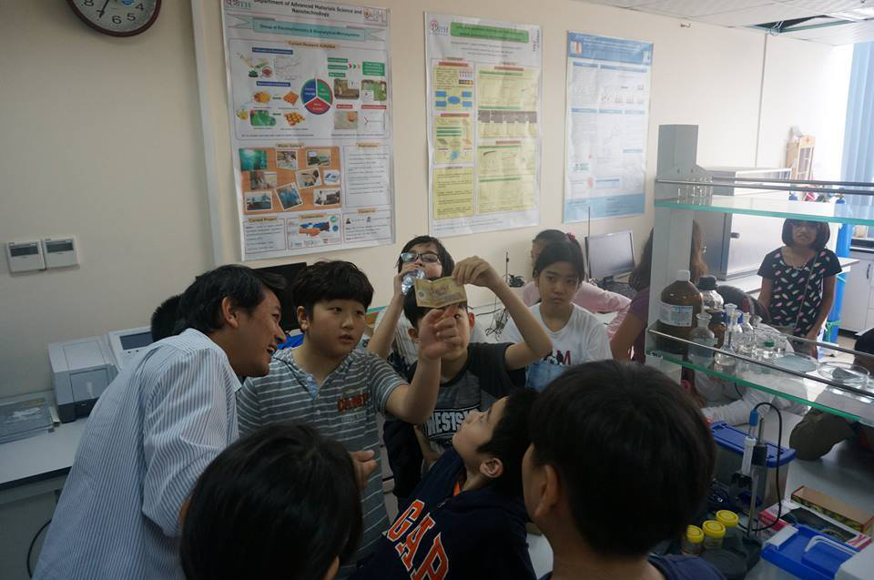 Học sinh sẽ được trải nghiệm dùng chuối đóng đinh sắt vào bàn gỗ - 3 Các em học sinh sẽ được trải nghiệm nhiều thí nghiệm khoa học thú vị.
