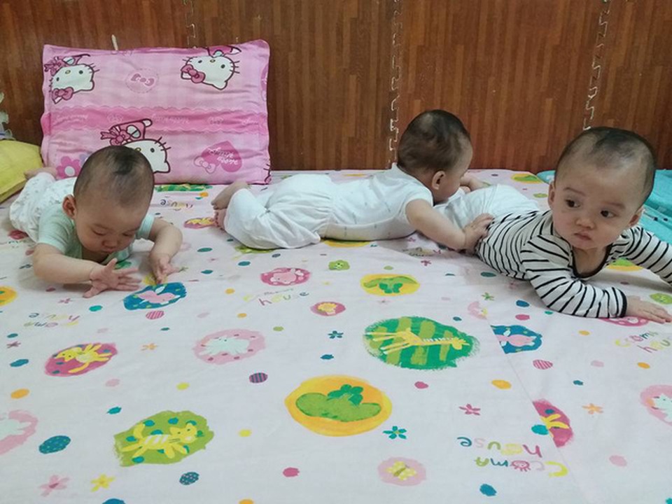 Những hình ảnh mới về 3 bé sinh cùng trứng hiếm gặp 200 triệu ca mới có 1 trên thế giới - 5 Hiện tại, chị Hằng cho biết, ba con ngủ ngon, bú khỏe, tinh nghịch.