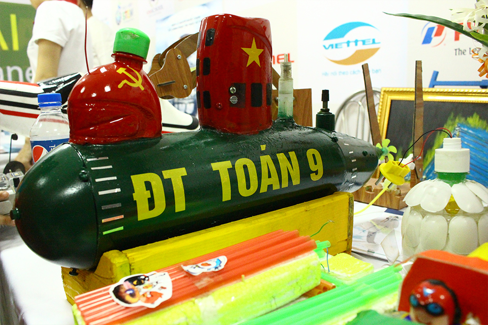 Tàu ngầm do các bạn học sinh tự làm.