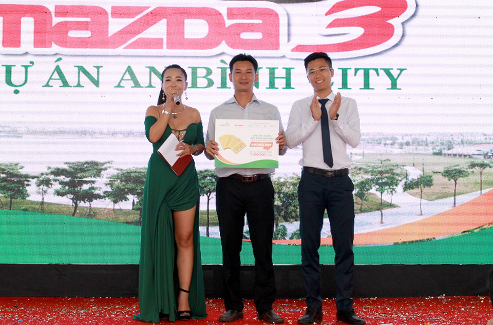 Tìm được chủ nhân may mắn mua An Bình City nhận giải đặc biệt xe ô tô Madza 3 - 4
Cũng tại buổi lễ, khách hàng tham dự sự kiện may mắn được nhận giải thưởng là 2 chỉ vàng SJC