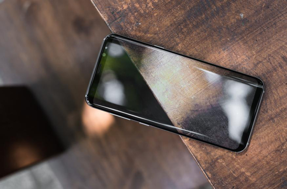 Thông qua việc thu hẹp viền màn hình, loại bỏ nút Home và chi tiết gồ ghề, Galaxy S8+ mang đến hiệu ứng thị giác sống động, không bị giới hạn bới những đường viền (bezel) thô ráp. Trải nghiệm liền mạch của màn hình vô cực được minh chứng rõ nhất như trong ảnh khi cạnh viền của mặt bàn gần như không hề đứt lìa mà vẫn xuyên suốt qua “tấm kính trong” Galaxy S8+.