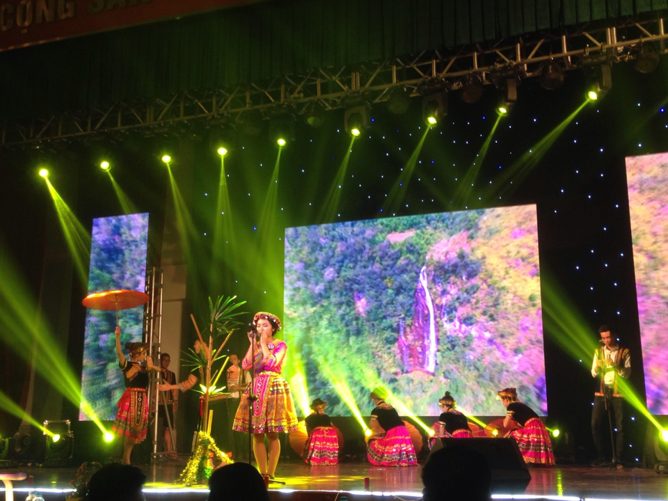Tiết mục “Giặc đói” giành quán quân đêm chung kết AOF’s Got Talent - 4
Tiết mục hòa tấu nhạc cụ dân tộc “Phiên chợ ngày xuân – Gặp nhau giữa rừng mơ” do sinh viên Bùi Thị Diễm thể hiện.