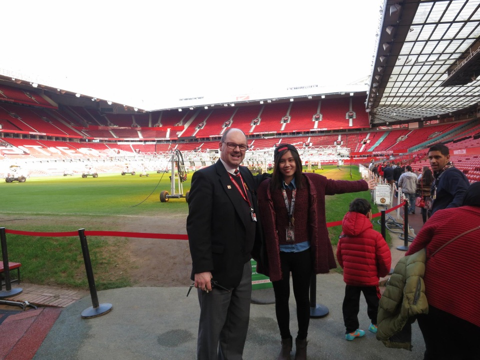 Coffee Talk: “Săn” học bổng du học Anh – Chia sẻ từ Cựu du học sinh - 4 
Du học sinh Bùi Diệu Hằng tại sân vận động Old Trafford