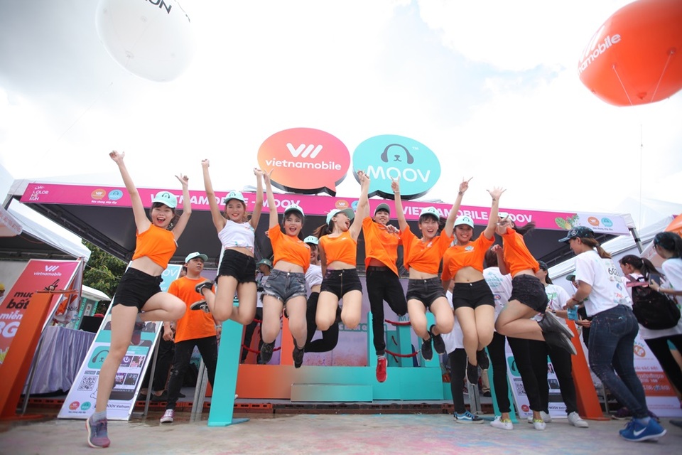 “Quẩy nhiệt tình, nhận quà hết mình” của Vietnamobile và MOOV trong Color me run - 4 Moov và Vietnamobile được giới trẻ rất hào hứng đón nhận.