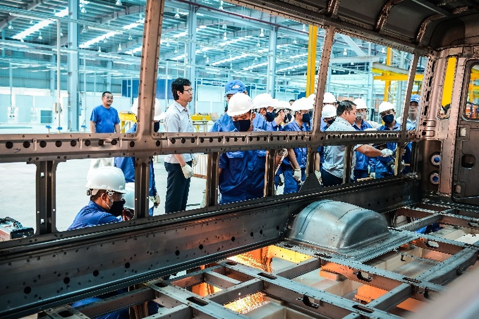FUSO Rosa - Giấc mơ Nhật đã đến thật gần với khách hàng Việt Nam - 4 Chuyên gia FUSO hướng dẫn và giám sát công nhân lắp ráp xe khách ROSA