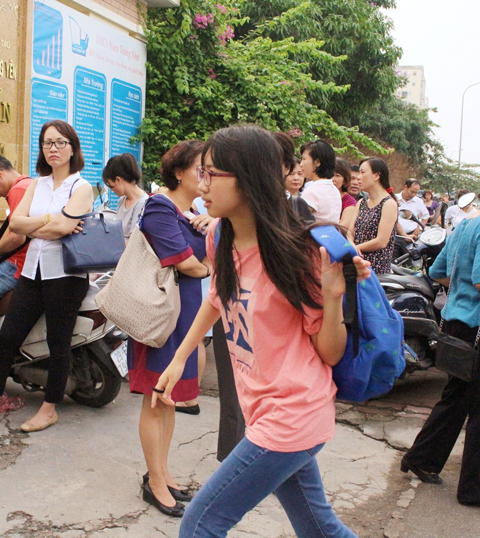 Ngày đầu “cuộc đua” vào lớp 10: Thí sinh hồi hộp, phụ huynh thấp thỏm - 4 Ngày đầu “cuộc đua” vào lớp 10: Thí sinh hồi hộp, phụ huynh thấp thỏm - 4