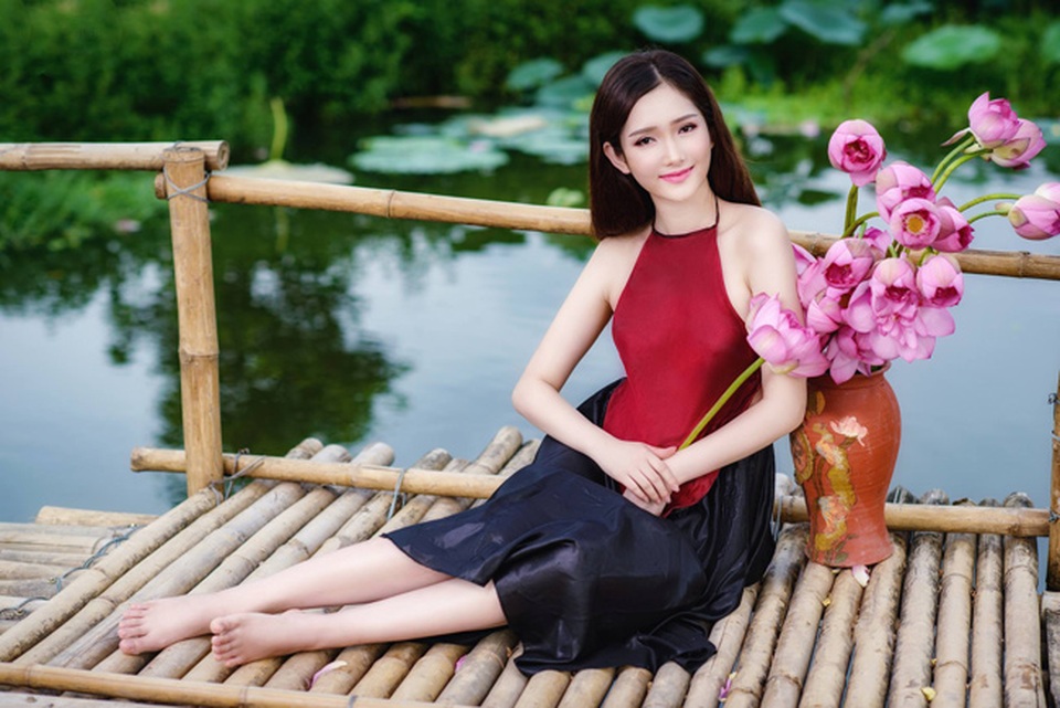 Gái trẻ buông lơi dây yếm, lả lướt khoe sắc cùng sen - 5
Đường cong thiếu nữ nổi bần bật trong bộ yếm màu đỏ (ảnh: Lương Trung Kiên).