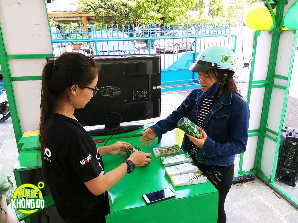Dàn sao V-pop tích cực tập luyện trước giờ G “Mùa hè Không độ” - 4 Các fan đến đổi nhãn trà xanh không độ để lấy vé tham dự chương trình